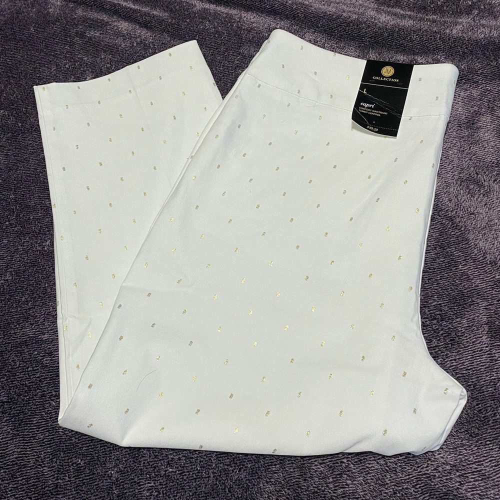 NWT women’s white/gold Capris